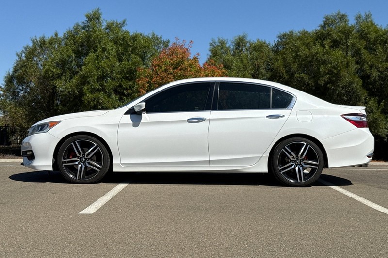 Honda Accord Sedan Vehicle Full-screen Gallery Image 07