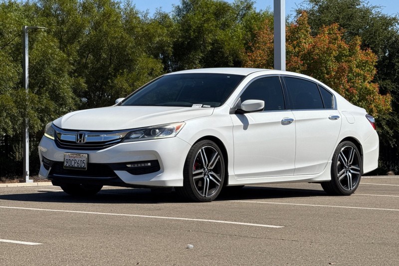 Honda Accord Sedan Vehicle Full-screen Gallery Image 08