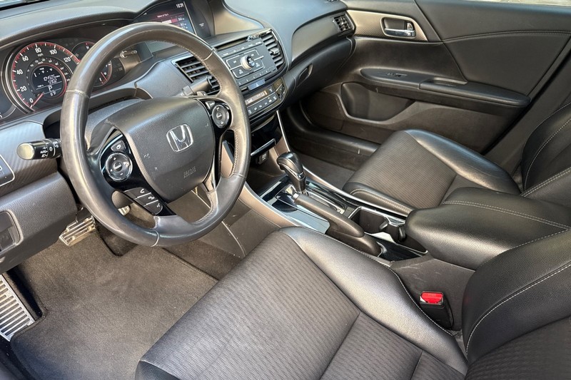 Honda Accord Sedan Vehicle Full-screen Gallery Image 10