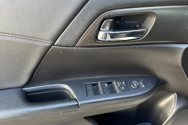 Honda Accord Sedan Vehicle Full-screen Gallery Image 11