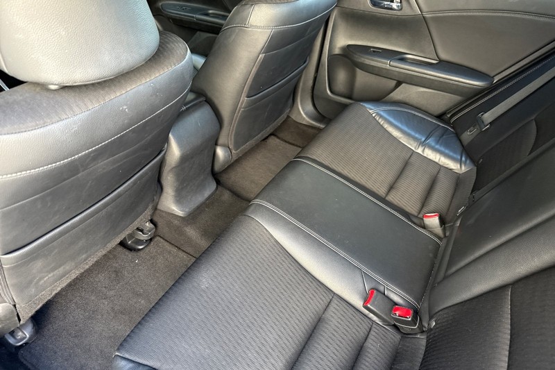 Honda Accord Sedan Vehicle Full-screen Gallery Image 14