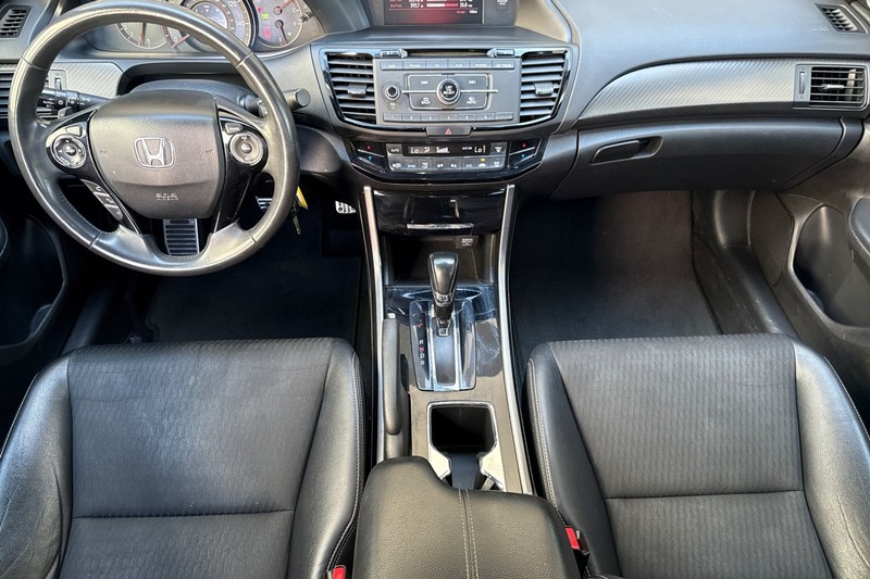Honda Accord Sedan Vehicle Full-screen Gallery Image 15