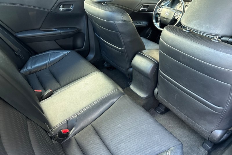 Honda Accord Sedan Vehicle Full-screen Gallery Image 17