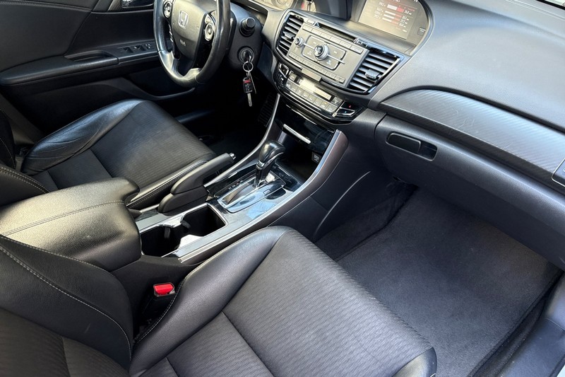 Honda Accord Sedan Vehicle Full-screen Gallery Image 18