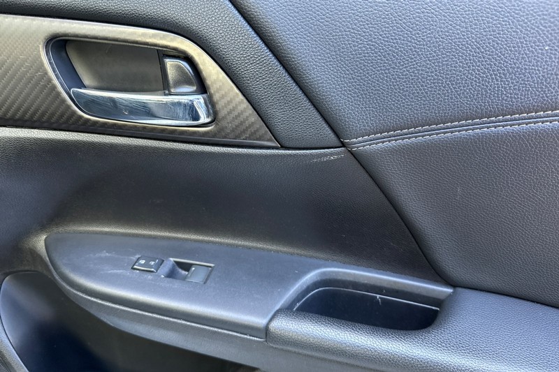 Honda Accord Sedan Vehicle Full-screen Gallery Image 20