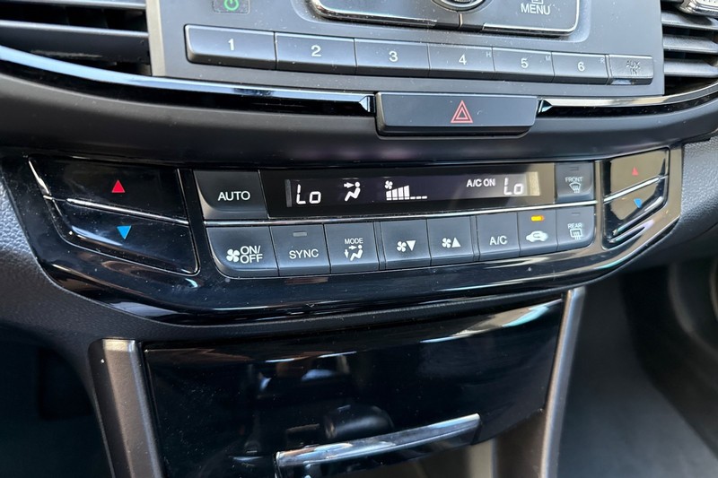 Honda Accord Sedan Vehicle Full-screen Gallery Image 27