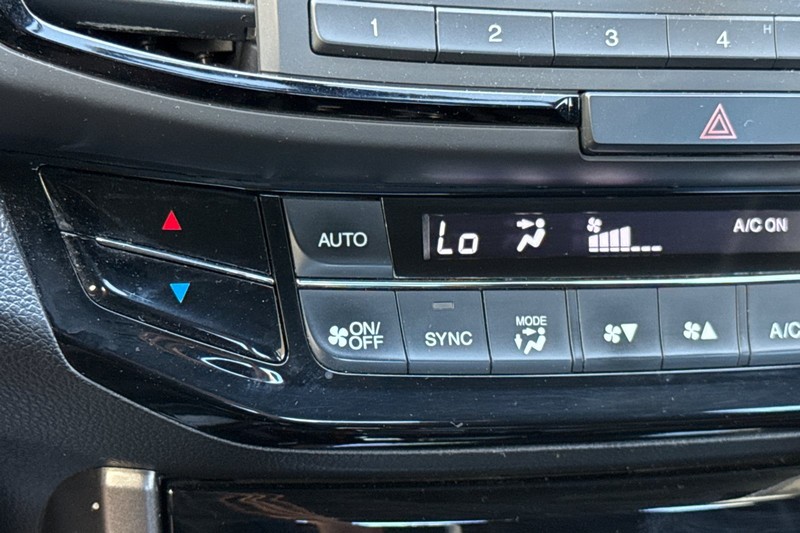 Honda Accord Sedan Vehicle Full-screen Gallery Image 28