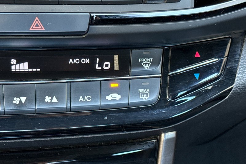 Honda Accord Sedan Vehicle Full-screen Gallery Image 29