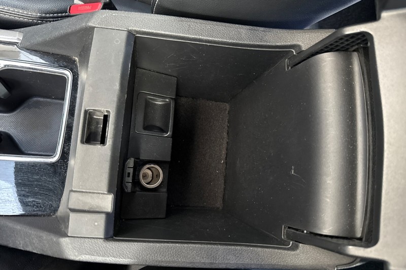 Honda Accord Sedan Vehicle Full-screen Gallery Image 31