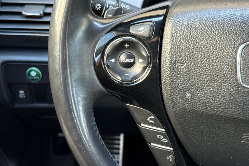 Honda Accord Sedan Vehicle Full-screen Gallery Image 34