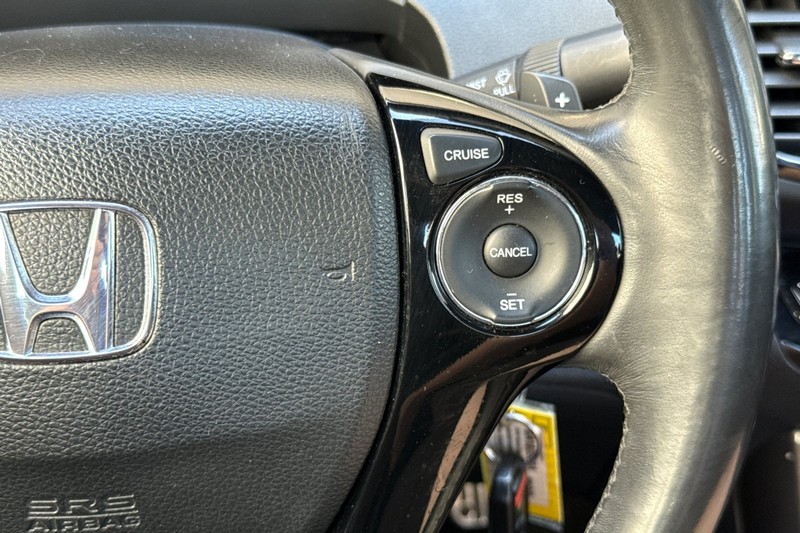 Honda Accord Sedan Vehicle Full-screen Gallery Image 36