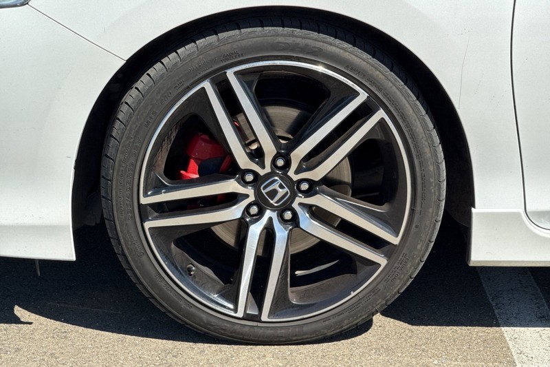 Honda Accord Sedan Vehicle Full-screen Gallery Image 42