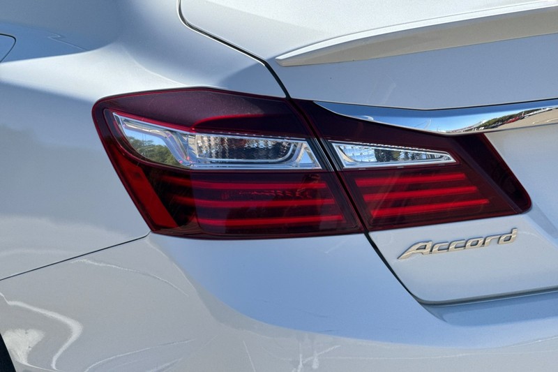 Honda Accord Sedan Vehicle Full-screen Gallery Image 45