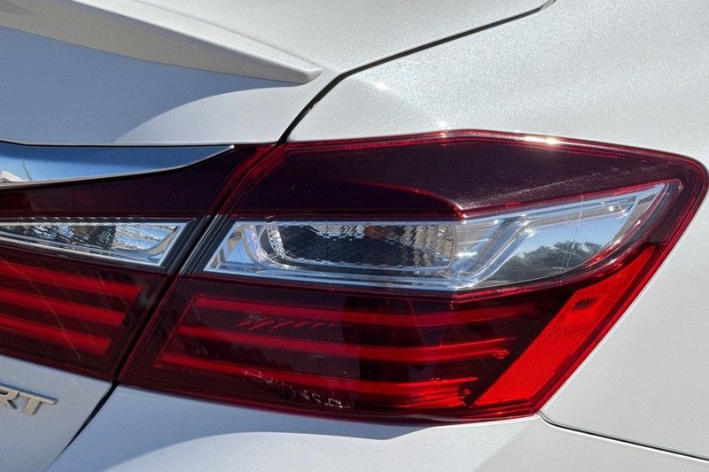 Honda Accord Sedan Vehicle Full-screen Gallery Image 47