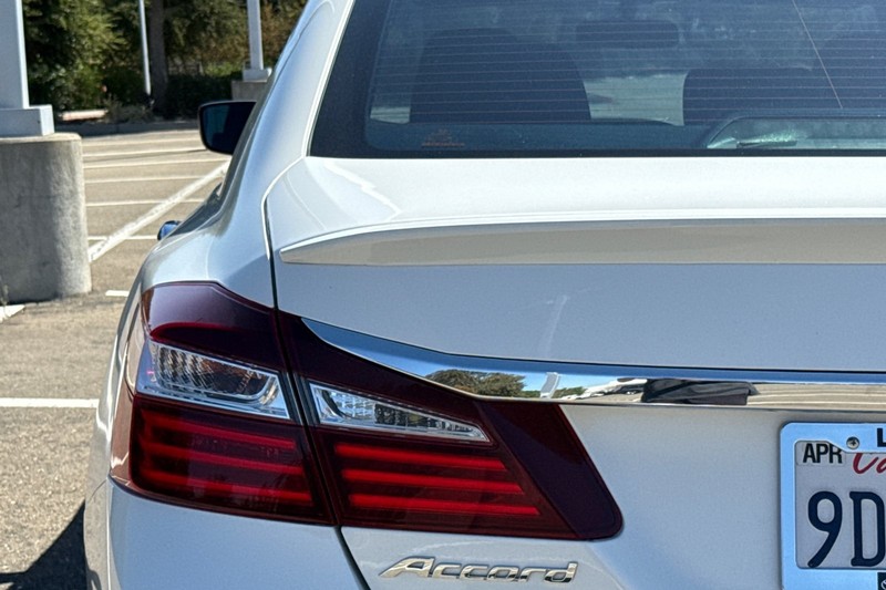 Honda Accord Sedan Vehicle Full-screen Gallery Image 48