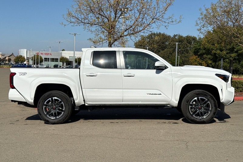 Toyota Tacoma 4WD Vehicle Full-screen Gallery Image 03