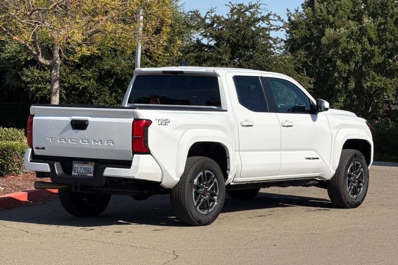 Toyota Tacoma 4WD Vehicle Full-screen Gallery Image 04