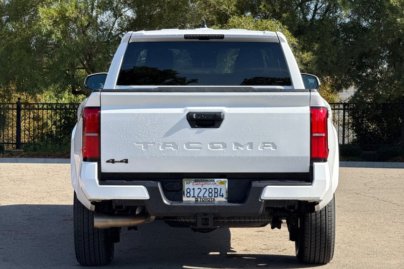 Toyota Tacoma 4WD Vehicle Full-screen Gallery Image 05