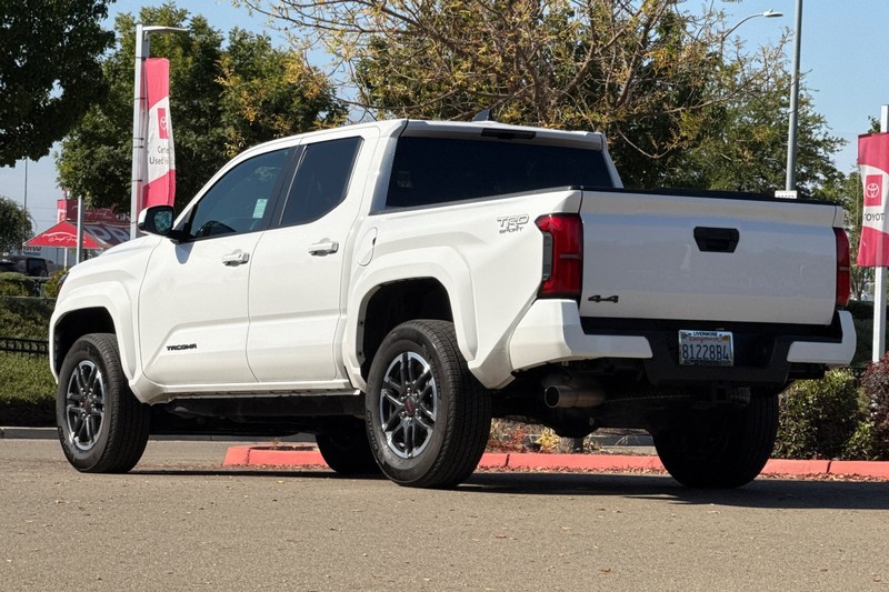 Toyota Tacoma 4WD Vehicle Full-screen Gallery Image 06