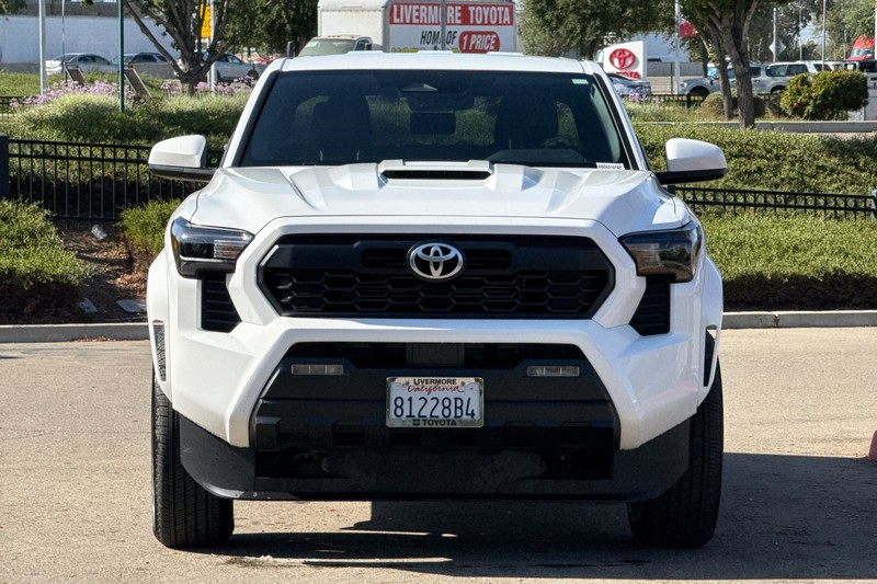 Toyota Tacoma 4WD Vehicle Full-screen Gallery Image 09