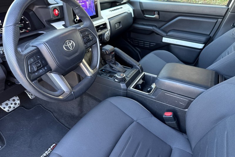 Toyota Tacoma 4WD Vehicle Full-screen Gallery Image 10