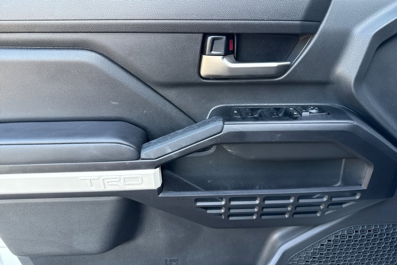 Toyota Tacoma 4WD Vehicle Full-screen Gallery Image 11