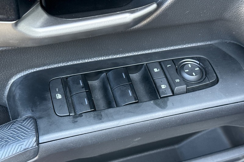 Toyota Tacoma 4WD Vehicle Full-screen Gallery Image 12