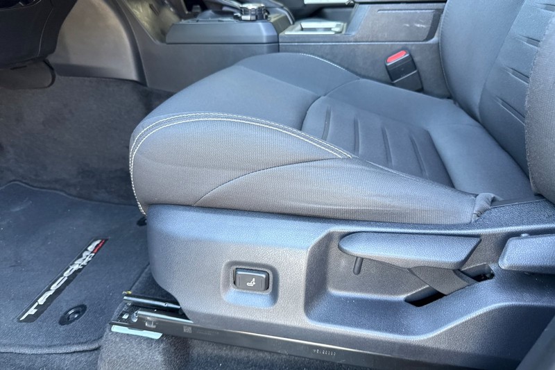 Toyota Tacoma 4WD Vehicle Full-screen Gallery Image 13