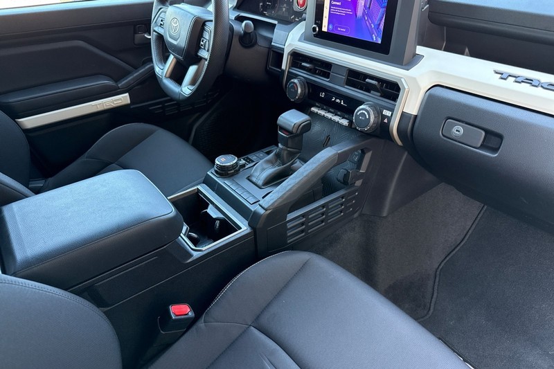 Toyota Tacoma 4WD Vehicle Full-screen Gallery Image 18