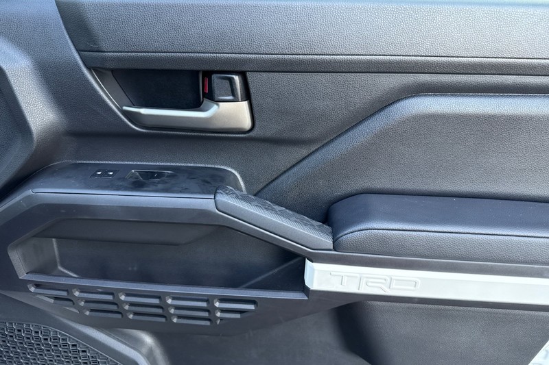 Toyota Tacoma 4WD Vehicle Full-screen Gallery Image 20