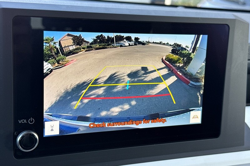 Toyota Tacoma 4WD Vehicle Full-screen Gallery Image 26
