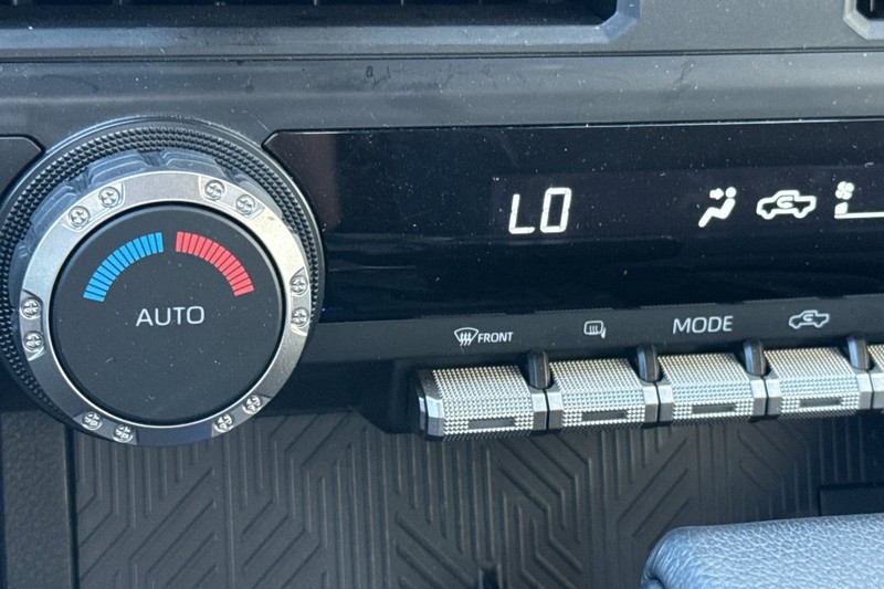 Toyota Tacoma 4WD Vehicle Full-screen Gallery Image 28