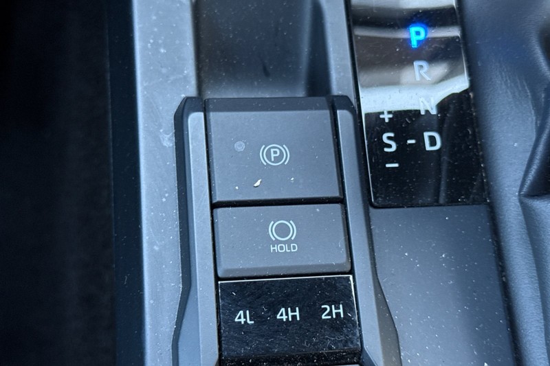 Toyota Tacoma 4WD Vehicle Full-screen Gallery Image 30
