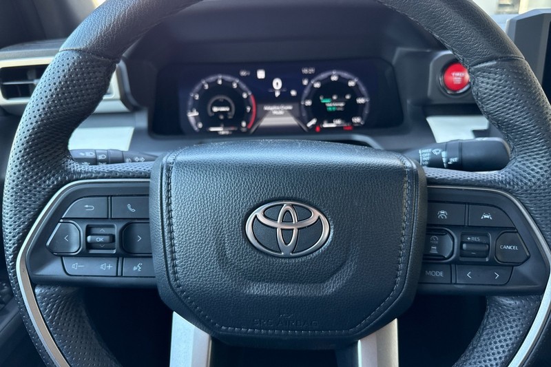 Toyota Tacoma 4WD Vehicle Full-screen Gallery Image 35
