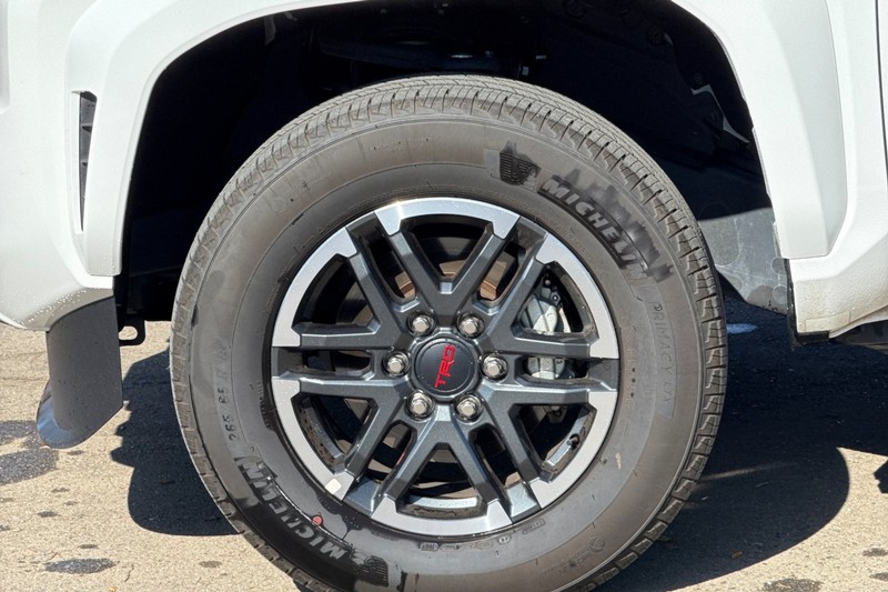 Toyota Tacoma 4WD Vehicle Full-screen Gallery Image 42