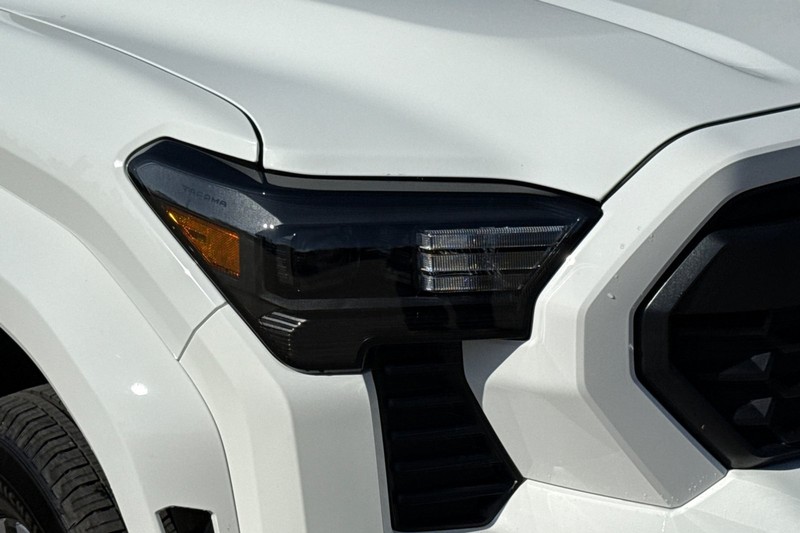 Toyota Tacoma 4WD Vehicle Full-screen Gallery Image 43