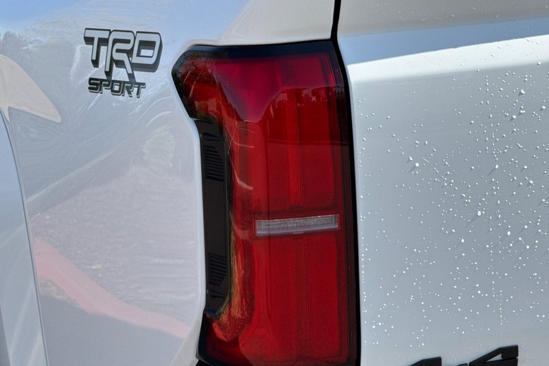 Toyota Tacoma 4WD Vehicle Full-screen Gallery Image 45