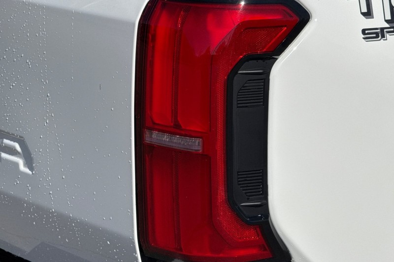 Toyota Tacoma 4WD Vehicle Full-screen Gallery Image 47