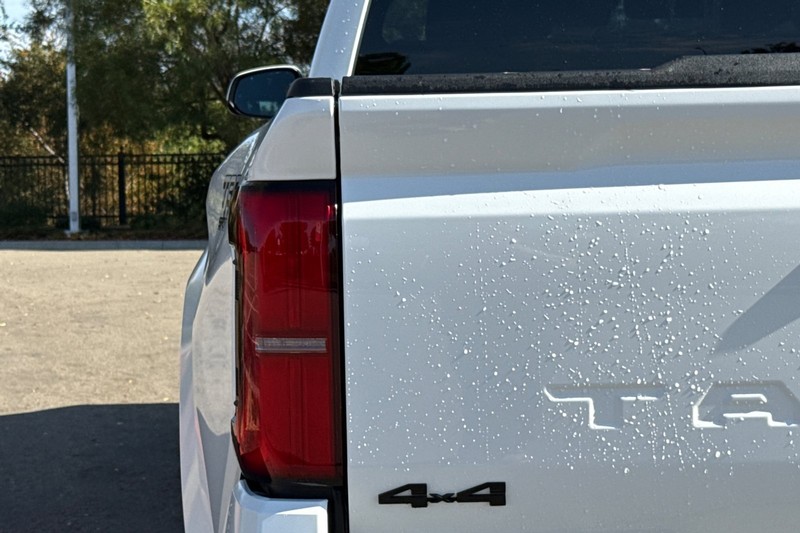 Toyota Tacoma 4WD Vehicle Full-screen Gallery Image 48