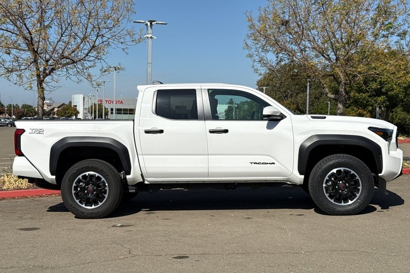 Toyota Tacoma 4WD Vehicle Full-screen Gallery Image 03