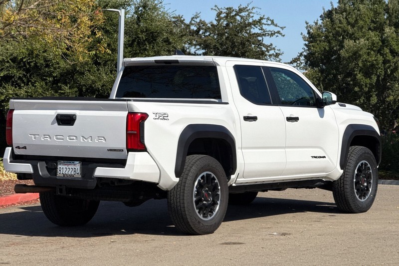 Toyota Tacoma 4WD Vehicle Full-screen Gallery Image 04
