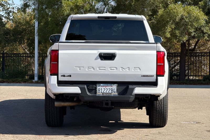 Toyota Tacoma 4WD Vehicle Full-screen Gallery Image 05