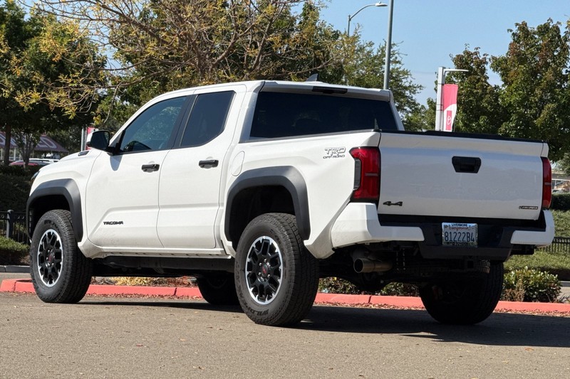 Toyota Tacoma 4WD Vehicle Full-screen Gallery Image 06