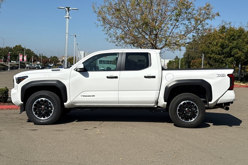 Toyota Tacoma 4WD Vehicle Full-screen Gallery Image 07