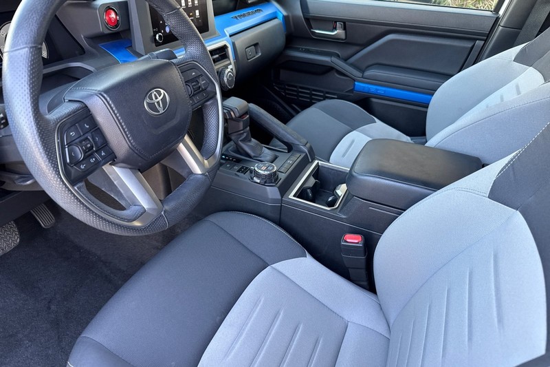 Toyota Tacoma 4WD Vehicle Full-screen Gallery Image 10