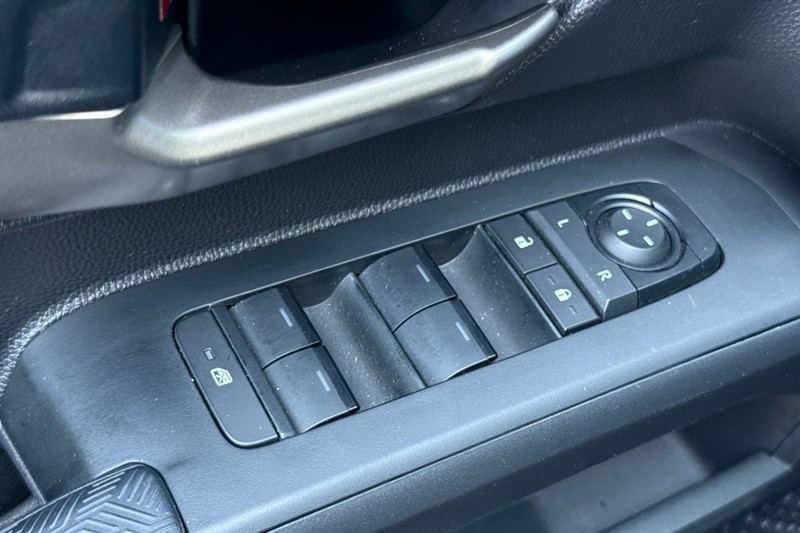 Toyota Tacoma 4WD Vehicle Full-screen Gallery Image 12