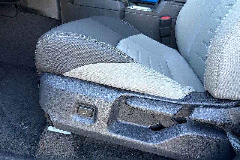 Toyota Tacoma 4WD Vehicle Full-screen Gallery Image 13