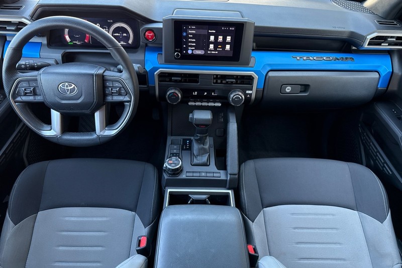 Toyota Tacoma 4WD Vehicle Full-screen Gallery Image 15