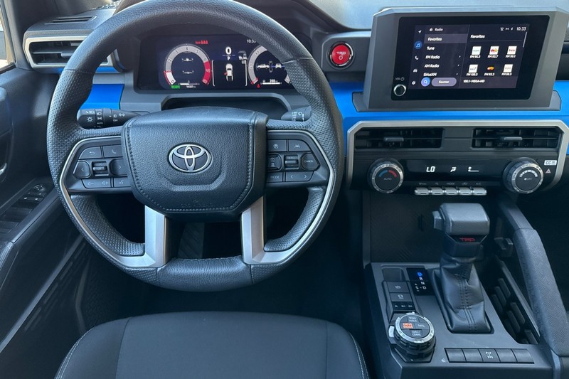 Toyota Tacoma 4WD Vehicle Full-screen Gallery Image 16