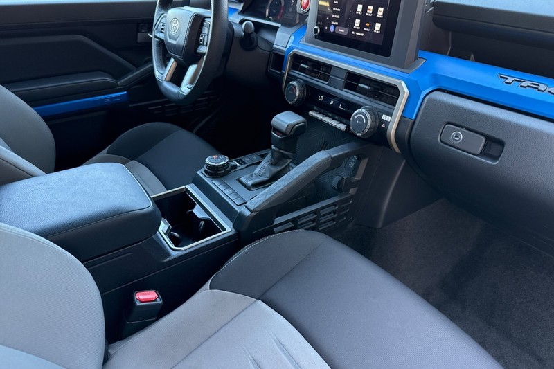 Toyota Tacoma 4WD Vehicle Full-screen Gallery Image 18
